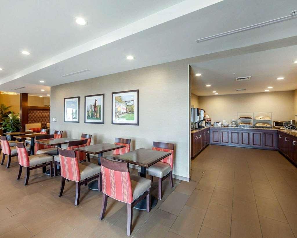 Comfort Suites Marietta-Parkersburg Restoran gambar